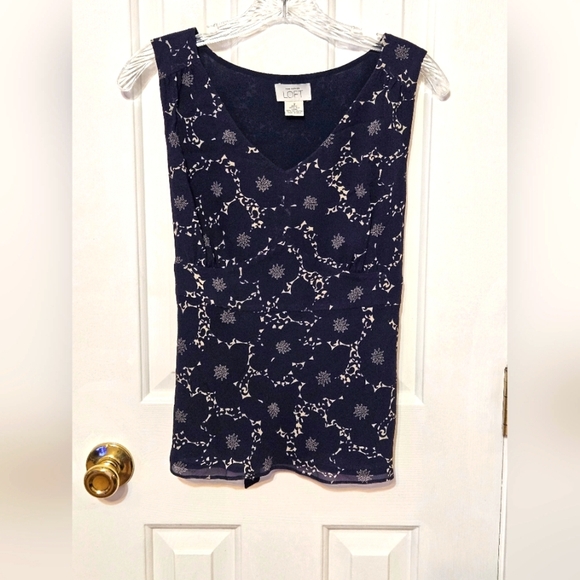 LOFT Tops - LOFT blue floral blouse size 8